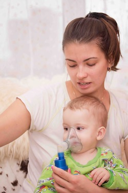 Niño con asma y nebulizador